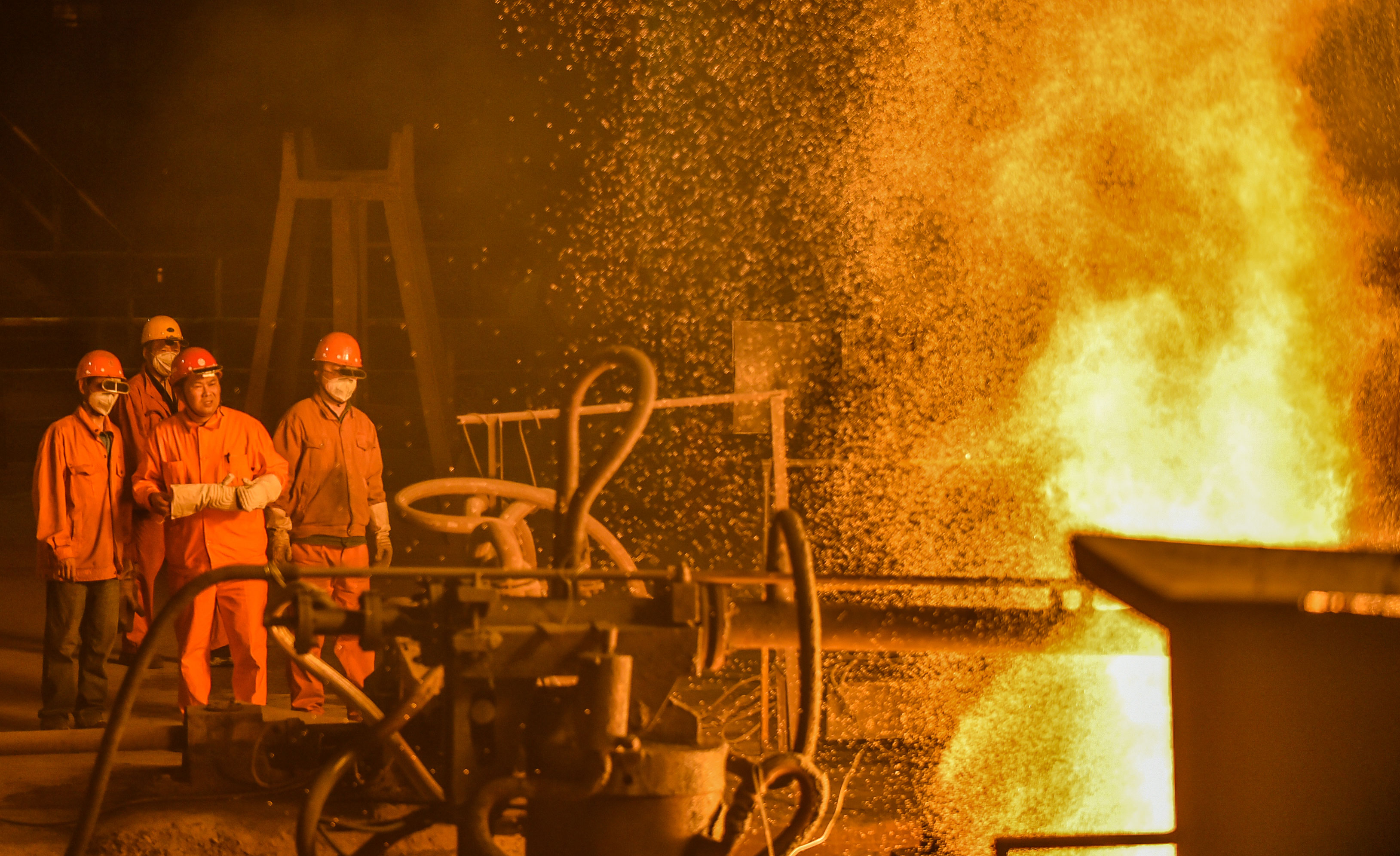 -晚11点，杨金安（右二-）班组成员要在高温炉-前时刻监测炼钢进程。.jpg